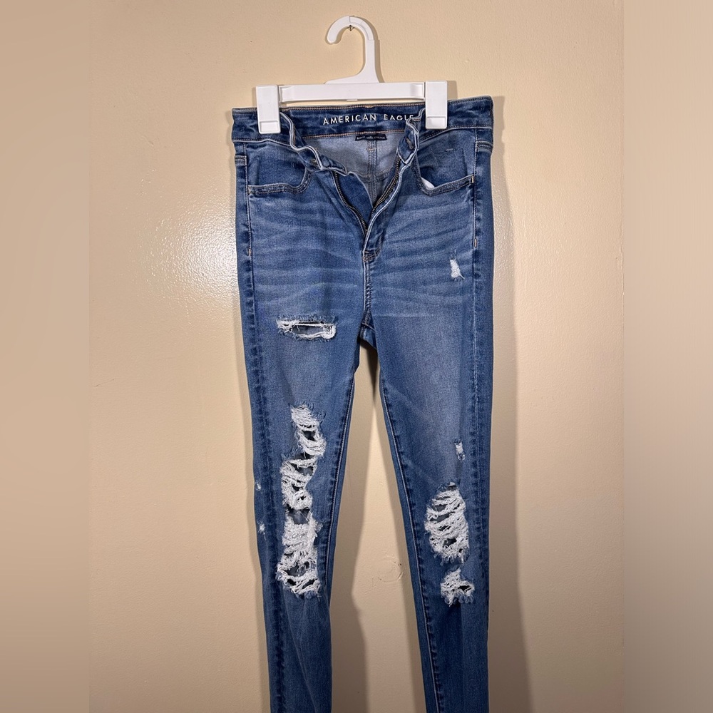 American Eagle distressed hi-rise jeans. Size 4 90%cotton 8%polyester 2%elastic